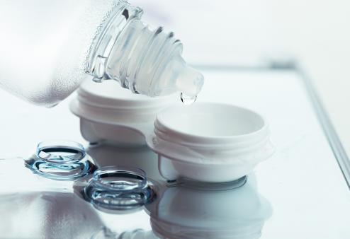 Lubricating contact lenses with rewetting eyedrops