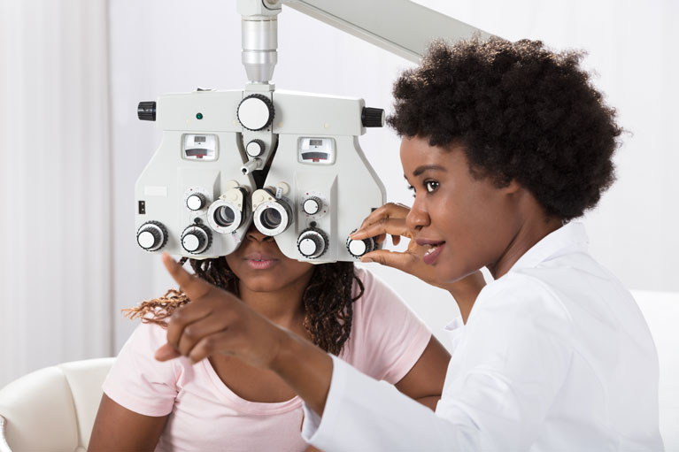 forræder Gør det godt Tap Free Eye Exam with an Optometrist | America's Best Contacts & Eyeglasses